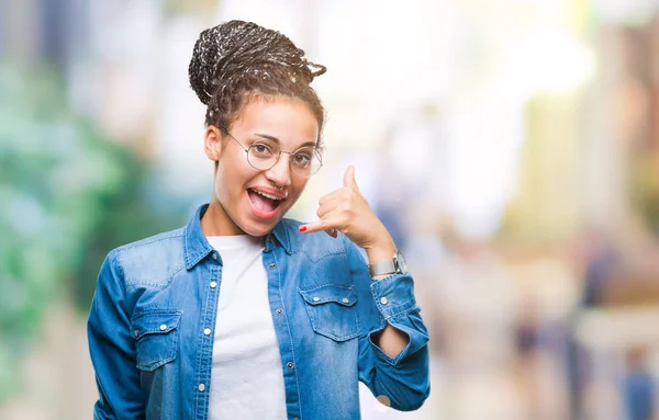 Jovem Trançado Cabelo Afro Americano Menina Vestindo Óculos Sobre Fundo — Fotografia de Stock