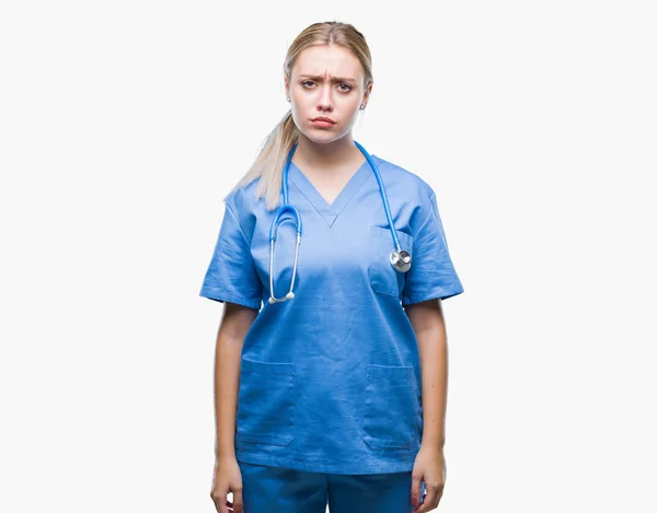 Młoda Blondynka Chirurg Kobieta Lekarz Sceptyk Białym Tle Rozstrój Nerwowy — Zdjęcie stockowe