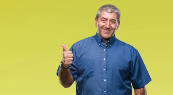 Hombre Mayor Guapo Sobre Fondo Aislado Haciendo Gesto Feliz Pulgares — Foto de Stock