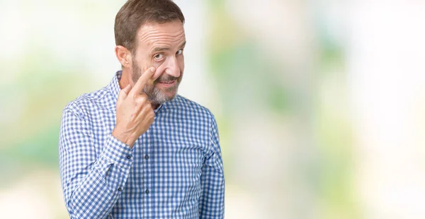 Guapo Mediana Edad Elegante Hombre Mayor Sobre Fondo Aislado Señalando — Foto de Stock