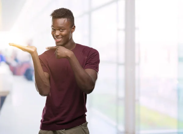 Unga Afroamerikanska Man Mycket Lycklig Pekar Med Hand Och Finger — Stockfoto