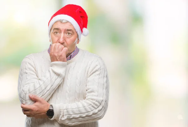 Stilig Senior Man Bär Jul Hatt Över Isolerade Bakgrund Ser — Stockfoto