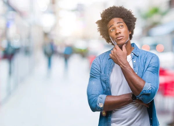 Uomo Afro Americano Sfondo Isolato Con Mano Sul Mento Pensando — Foto Stock