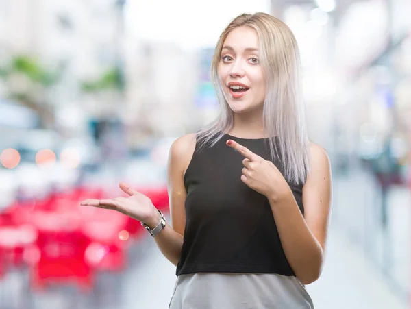 Mladá Blond Žena Izolované Pozadí Ohromil Usmívá Kameru Při Prezentaci — Stock fotografie