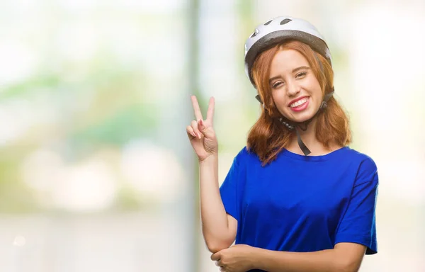Jovem Mulher Bonita Vestindo Capacete Ciclista Sobre Fundo Isolado Sorrindo — Fotografia de Stock