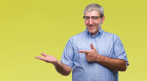 Bonito Homem Sênior Vestindo Óculos Sobre Fundo Isolado Espantado Sorrindo — Fotografia de Stock