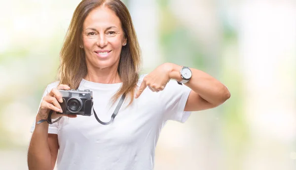 Hispanische Frau Mittleren Alters Fotografiert Mit Vintage Fotokamera Vor Isoliertem — Stockfoto