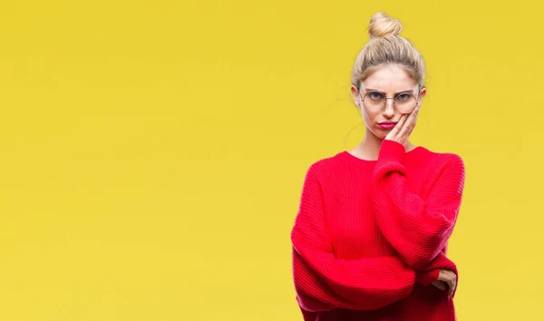 Joven Hermosa Mujer Rubia Con Suéter Rojo Gafas Sobre Fondo —  Fotos de Stock