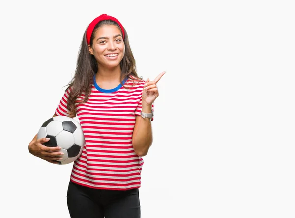 非常に幸せな側の手と指で指すの孤立した背景にサッカー サッカー ボールを保持している若い美しいアラブ女性 — ストック写真