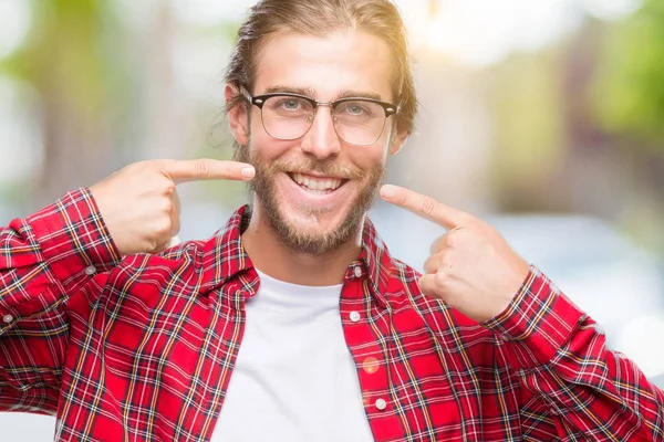 Homem Bonito Jovem Com Cabelos Longos Vestindo Óculos Sobre Fundo — Fotografia de Stock