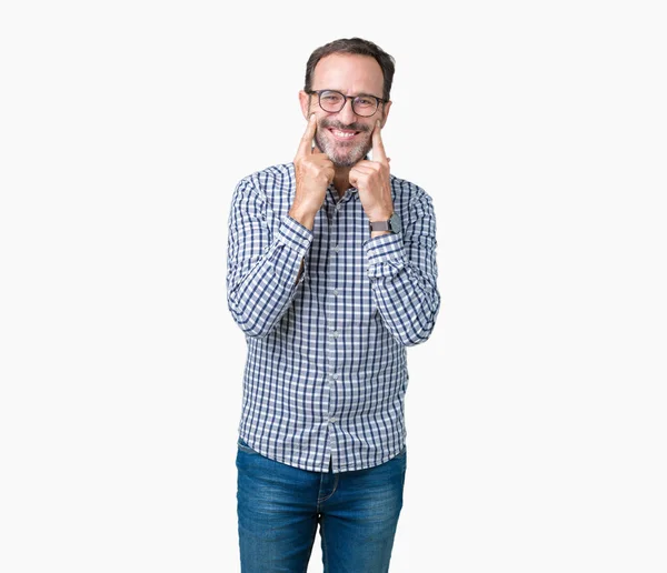 ハンサムな中年エレガントな年配の男性が分離で眼鏡をかけて背景笑顔口を開けて 指を指すと 陽気な笑顔を強制 — ストック写真