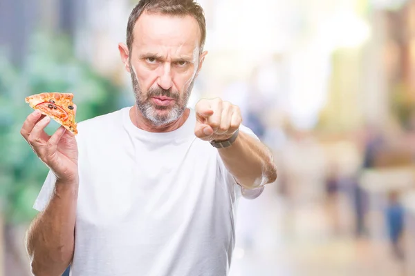 Edad Media Hoary Hombre Mayor Comiendo Rebanada Pizza Sobre Fondo — Foto de Stock