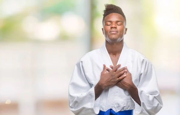 Jovem Afro Americano Sobre Fundo Isolado Vestindo Quimono Sorrindo Com — Fotografia de Stock