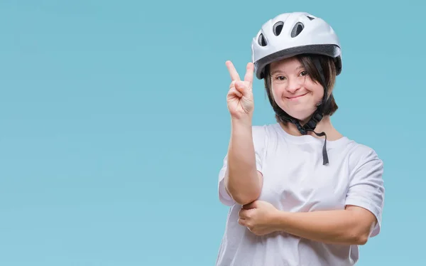 Jonge Volwassen Wielrenner Vrouw Met Downsyndroom Dragen Van Veiligheidshelm Geïsoleerde — Stockfoto