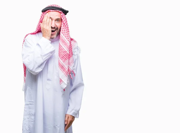 Älterer Arabischer Mann Der Keffiyeh Über Isoliertem Hintergrund Trägt Und — Stockfoto