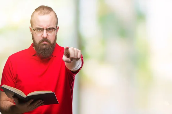 Joven Hombre Hipster Con Gafas Leyendo Libro Sobre Fondo Aislado — Foto de Stock