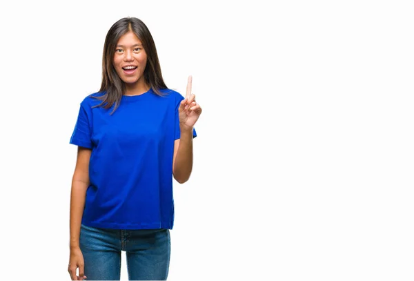 Молодая Азиатка Изолированном Фоне Указывает Пальцем Камеру Счастливым Смешным Лицом — стоковое фото