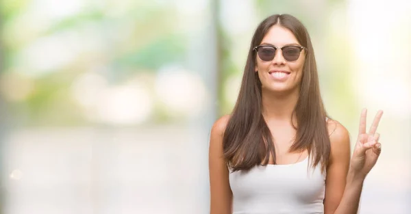 Jonge Mooie Spaanse Dragen Zonnebril Tonen Met Vingers Omhoog Nummer — Stockfoto