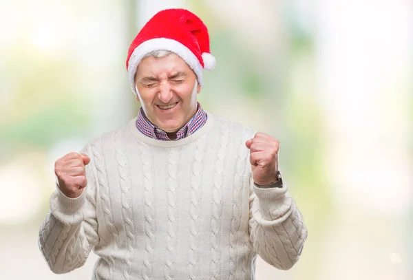 Красивый Пожилой Человек Рождественской Шляпе Изолированном Фоне Взволнованный Успехом Поднятыми — стоковое фото