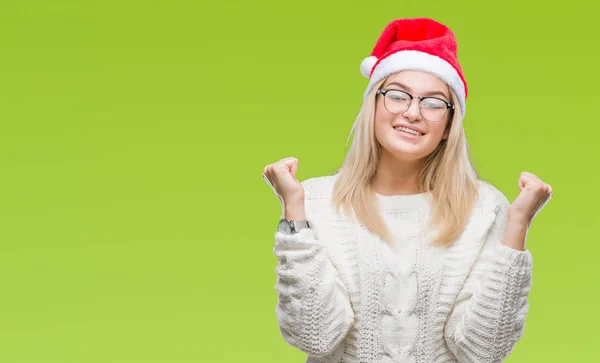 Junge Kaukasische Frau Mit Weihnachtsmütze Über Isoliertem Hintergrund Die Überrascht — Stockfoto