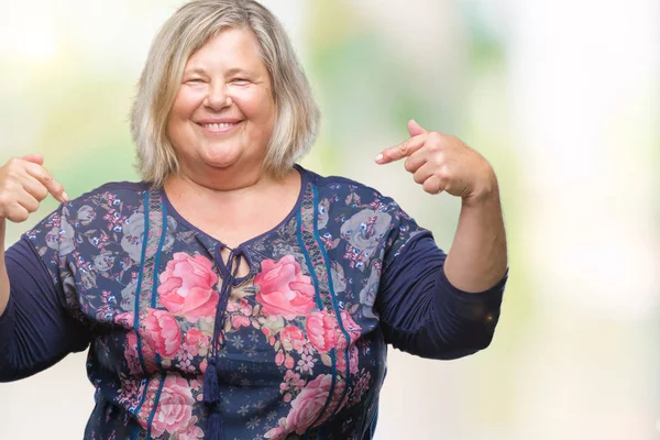 Senior Size Kaukasische Frau Über Isoliertem Hintergrund Sieht Selbstbewusst Mit — Stockfoto