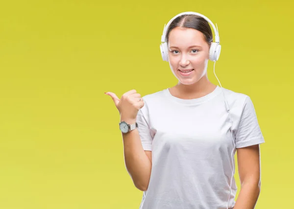 Mujer Caucásica Joven Escuchando Música Usando Auriculares Sobre Fondo Aislado —  Fotos de Stock