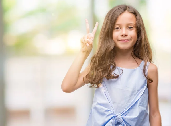 Брюнетка Латиноамериканського Дівчина Показ Вказуючи Пальцями Номер Два Посміхаючись Впевненими — стокове фото