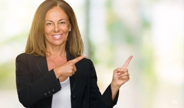 Linda Mulher Adulta Negócios Meia Idade Sobre Fundo Isolado Sorrindo — Fotografia de Stock