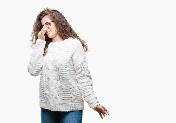 Linda Morena Cabelo Encaracolado Jovem Usando Suéter Inverno Sobre Fundo — Fotografia de Stock