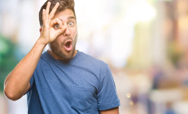 Joven Hombre Guapo Sobre Fondo Aislado Haciendo Gesto Bien Sorprendido —  Fotos de Stock