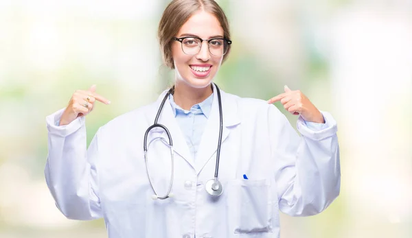 Hermosa Joven Doctora Rubia Vistiendo Uniforme Médico Sobre Fondo Aislado — Foto de Stock