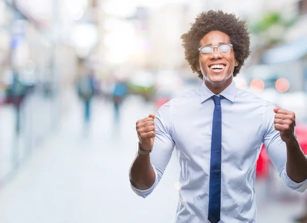 Afro Amerikai Üzletember Szemüveg Elszigetelt Háttér Izgatott Siker Karok Alatt — Stock Fotó