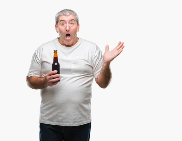 Schöner Älterer Mann Trinkt Bierflasche Über Isoliertem Hintergrund Sehr Glücklich — Stockfoto