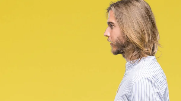 Joven Hombre Guapo Con Pelo Largo Sobre Fondo Aislado Mirando — Foto de Stock