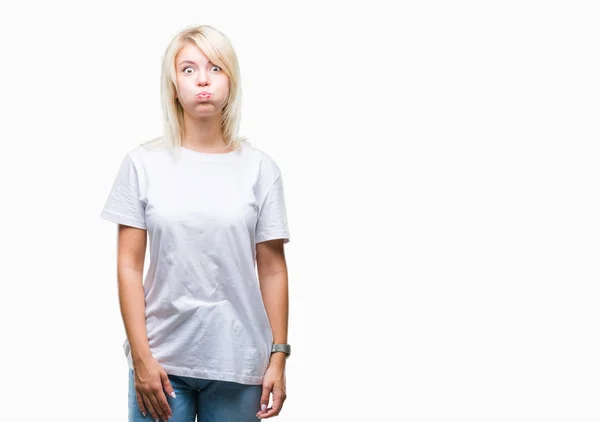 Mladá Krásná Blondýna Žena Nosí Bílé Tričko Izolované Pozadí Nafoukla — Stock fotografie