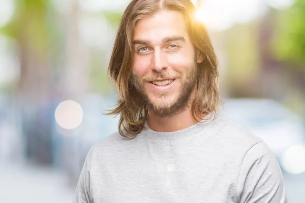 Joven Hombre Guapo Con Pelo Largo Sobre Fondo Aislado Sonriendo — Foto de Stock