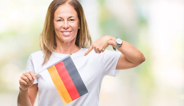 Wanita Hispanik Usia Pertengahan Memegang Bendera Jerman Atas Latar Belakang — Stok Foto