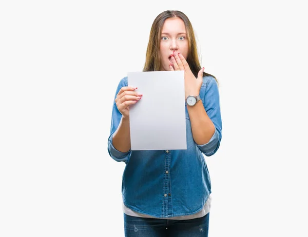 Joven Mujer Caucásica Sosteniendo Una Hoja Papel Blanco Sobre Fondo —  Fotos de Stock