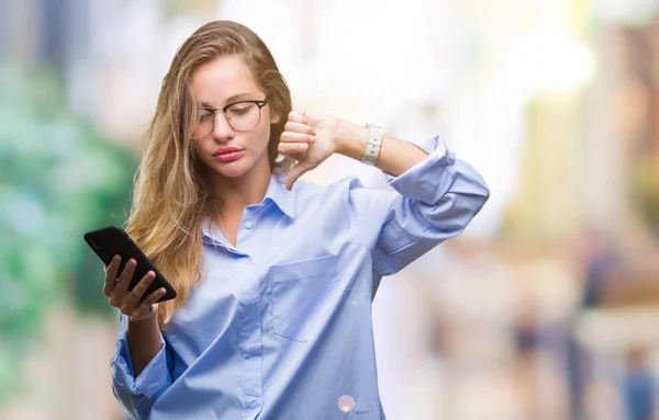 Jovem Mulher Negócios Loira Bonita Usando Smartphone Sobre Fundo Isolado — Fotografia de Stock