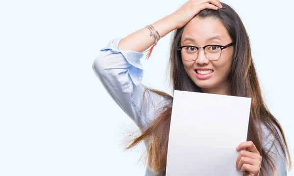 Ung Asiatisk Kvinna Hålla Blankt Papper Över Isolerade Bakgrund Stressad — Stockfoto