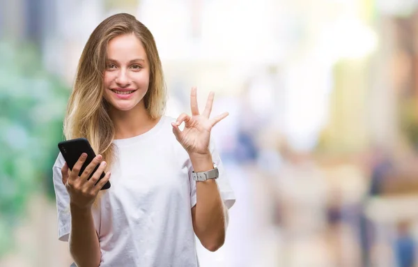 Giovane Bella Donna Bionda Utilizzando Smartphone Sfondo Isolato Facendo Segno — Foto Stock