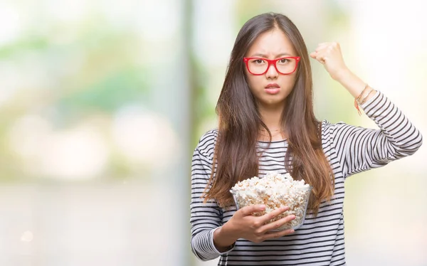 Młoda Kobieta Azjatyckich Jedzenie Popcorn Białym Tle Zirytowany Sfrustrowany Krzycząc — Zdjęcie stockowe