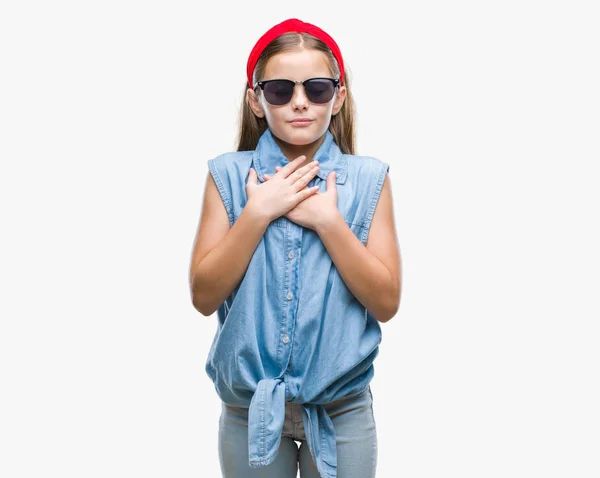 Young Beautiful Girl Wearing Sunglasses Isolated Background Smiling Hands Chest — Stock Photo, Image