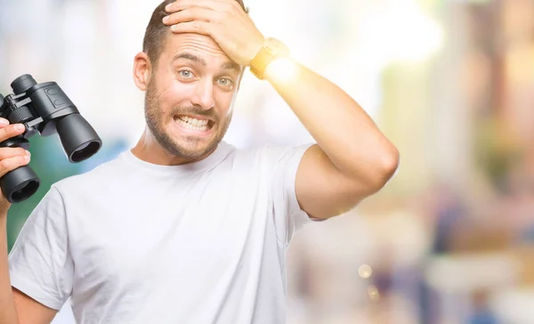 Joven Hombre Guapo Mirando Través Prismáticos Sobre Fondo Aislado Estresado — Foto de Stock