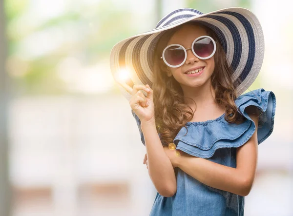 Brunette Hispanique Fille Portant Des Lunettes Soleil Chapeau Été Très — Photo