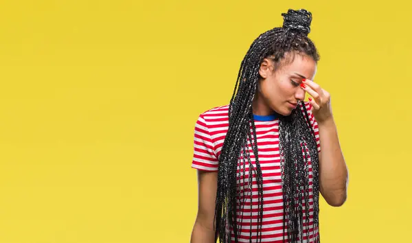 若者は 疲労や頭痛を感じて目をこすり疲れて孤立の背景の上髪アフリカ系アメリカ人少女を編組 ストレスと欲求不満のコンセプト — ストック写真
