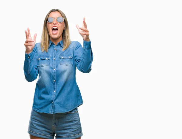 Young Beautiful Woman Wearing Sunglasses Isolated Background Crazy Mad Shouting — Stock Photo, Image