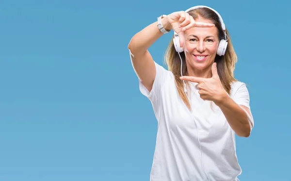 Mujer Hispana Mediana Edad Escuchando Música Usando Auriculares Sobre Fondo —  Fotos de Stock