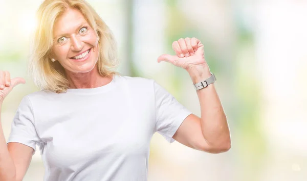 Blonde Frau Mittleren Alters Über Isoliertem Hintergrund Die Selbstbewusst Mit — Stockfoto