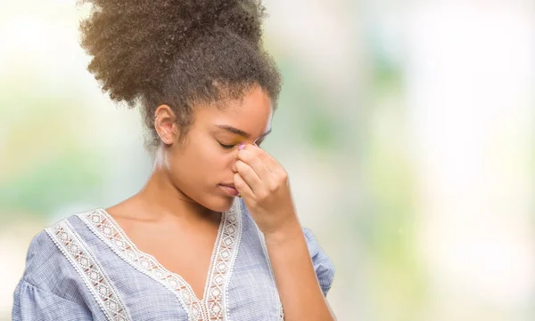 Mujer Afroamericana Joven Sobre Fondo Aislado Cansada Frotando Nariz Ojos —  Fotos de Stock